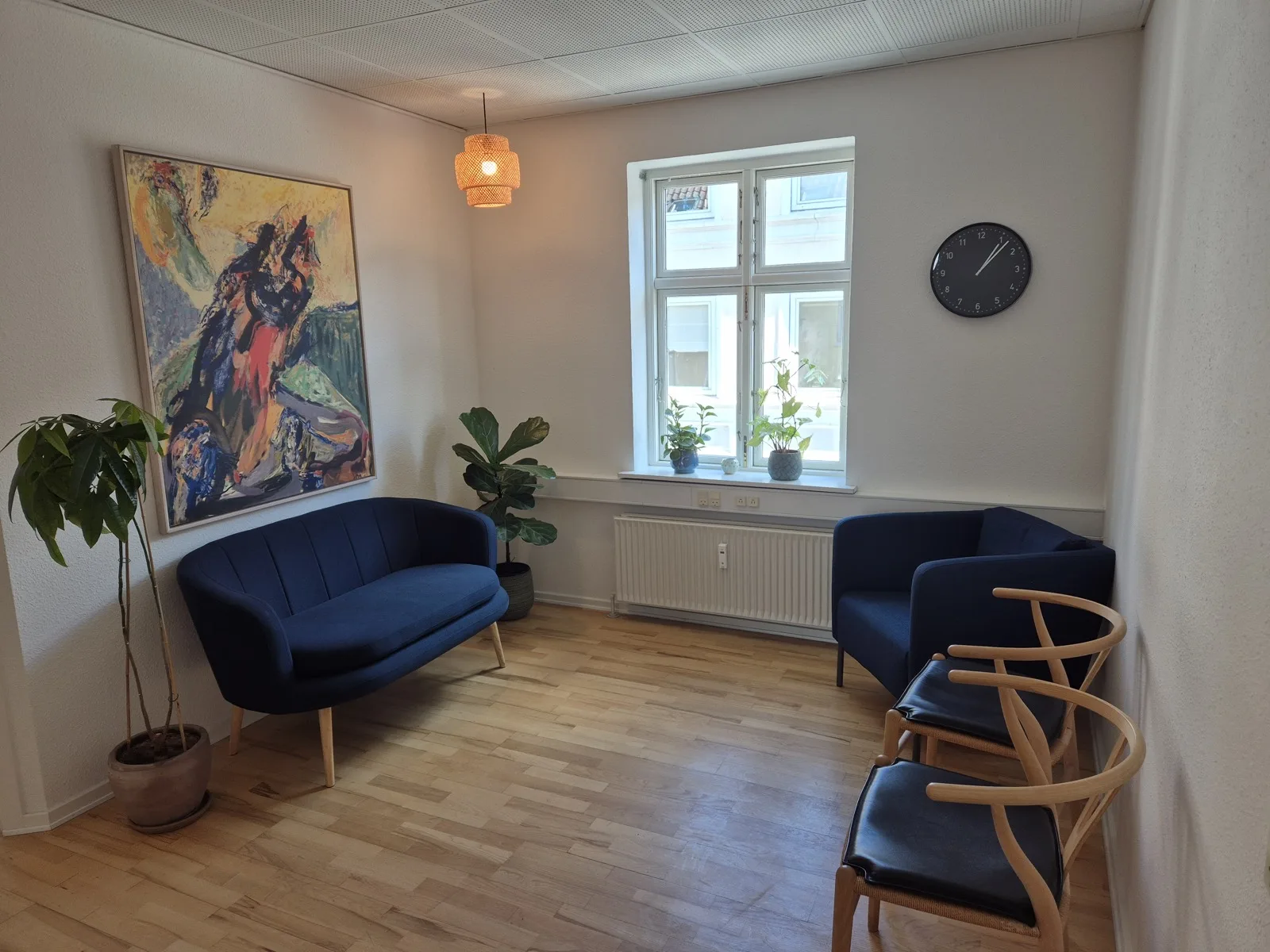 Roligt og indbydende konsultationsrum hos psykolog i Silkeborg med naturligt lys